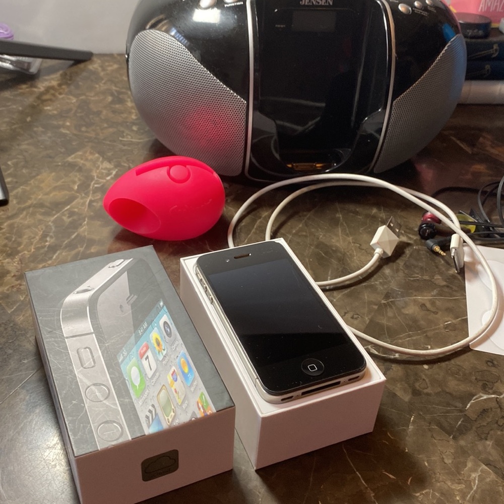 iphone 4s & docking stereo/cd player,5 cases, charger,verizon headset and box